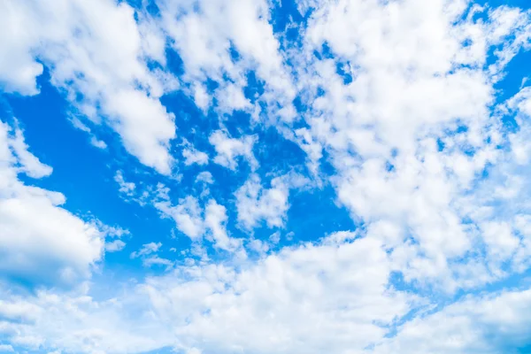 Vitt moln på blå himmel — Stockfoto