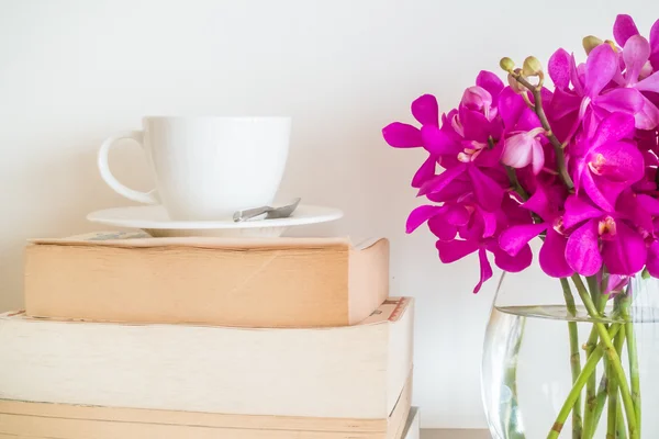 Coffee cup with book — Stock Photo, Image