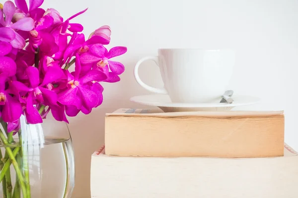 Tasse à café avec livre — Photo