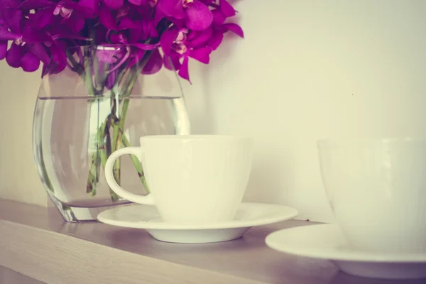Filiżanka kawy z Orchidea kwiat wazon — Zdjęcie stockowe