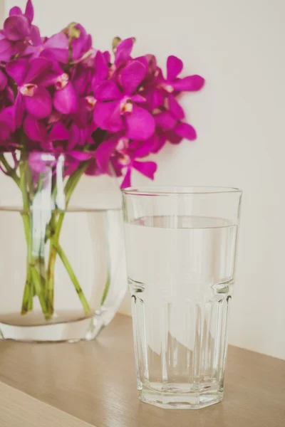 蘭と水のガラス — ストック写真