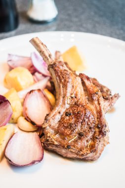 Izgara kuzu raf biftek