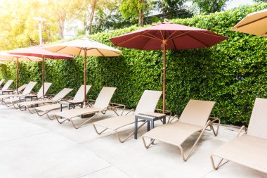 Yüzme Havuzu etrafında şemsiye sandalye