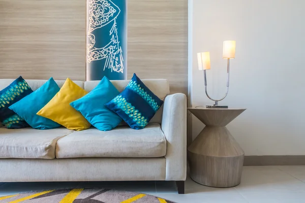 Красивая роскошная подушка на диване — стоковое фото