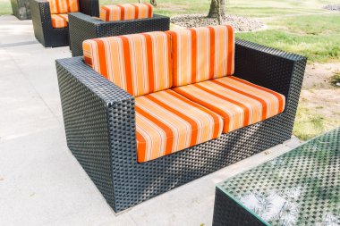 Açık veranda dekorasyonu ile kanepe