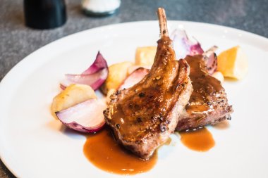 Izgara kuzu raf biftek