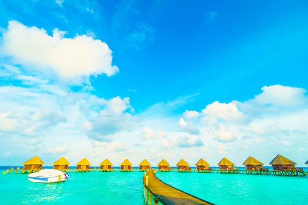 Красивый тропический Мальдивский остров — стоковое фото