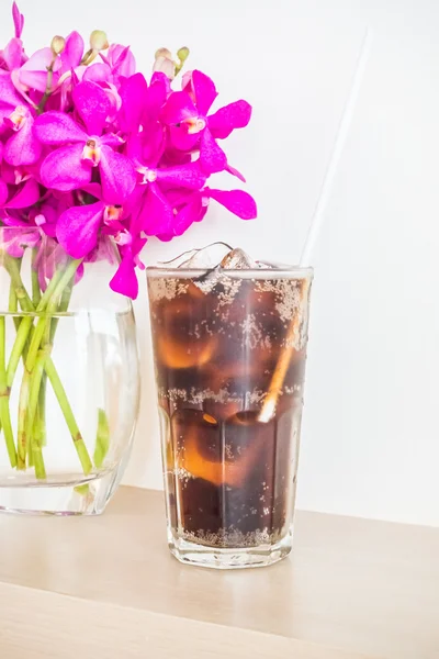 Bicchiere di cola ghiacciata — Foto Stock