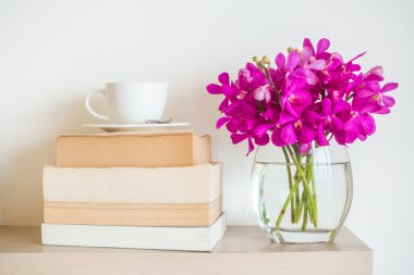 kitap ile kahve fincanı