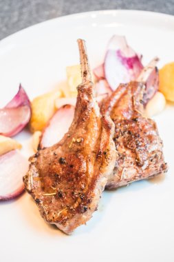 Izgara kuzu raf biftek