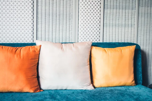 Hermosa almohada de lujo en el sofá — Foto de Stock
