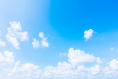 Mavi gökyüzünde beyaz bulut