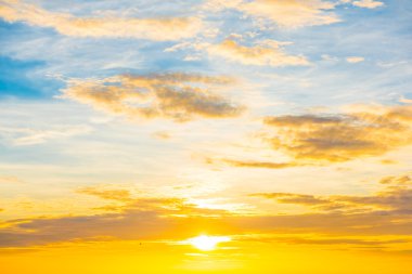 Bulutlu gökyüzü günbatımı 