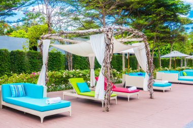 Şemsiye ve Yüzme Havuzu etrafında sandalye