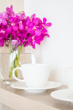 Orkide çiçek vazo ile kahve fincanı