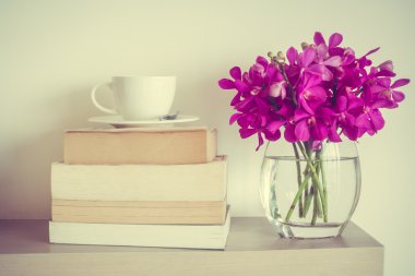 kitap ile kahve fincanı