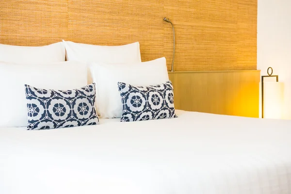 침대에 누워 있는 흰 베개 — 스톡 사진