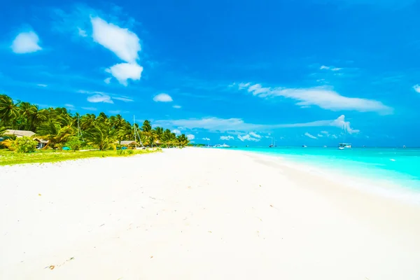 Playa tropical en la isla de las Maldivas — Foto de Stock