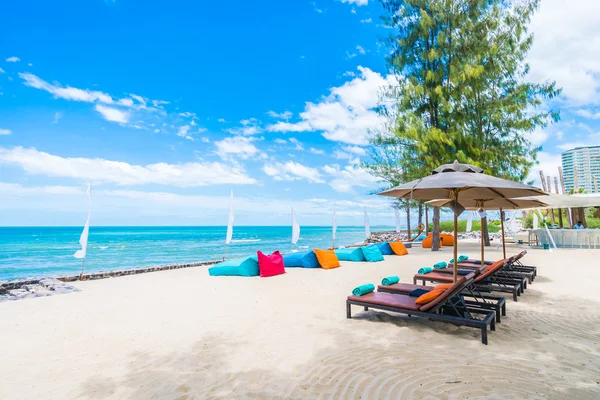 silla socorrista en la piscina — Foto de stock © Bryanooi #2866291