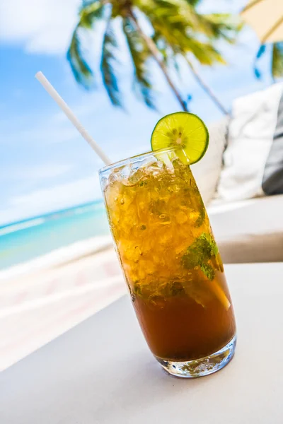 Mocktail sahilde — Stok fotoğraf