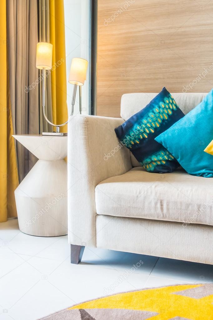 Almohadas en sofá decoración en salón interior — Foto de stock