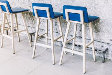 Boş sandalye etrafında bar