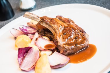 Izgara kuzu raf biftek