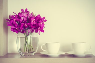 Orkide çiçek vazo ile kahve fincanı