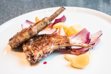 Izgara kuzu raf biftek