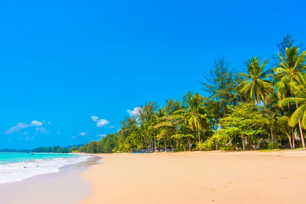 Mooi tropisch strand en zee — Stockfoto