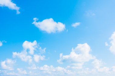 Mavi gökyüzünde beyaz bulut