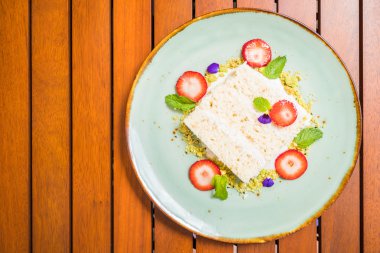 Hindistan cevizli kek çilek ile