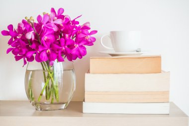 kitap ile kahve fincanı