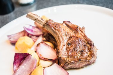 Izgara kuzu raf biftek