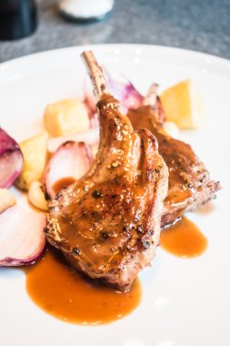 Izgara kuzu raf biftek