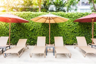 Yüzme Havuzu etrafında şemsiye sandalye