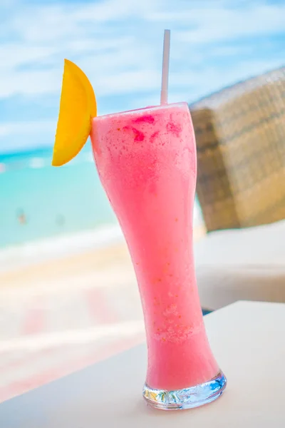 Mocktail op het strand — Stockfoto