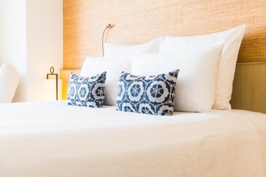 Yatakta güzel beyaz yastık