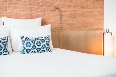 Yatakta güzel beyaz yastık