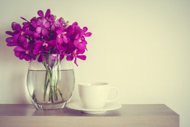 Orkide çiçek vazo ile kahve fincanı