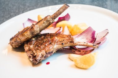 Izgara kuzu raf biftek