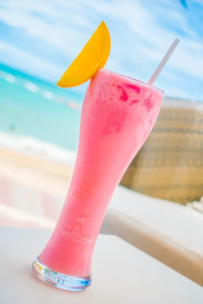 Mocktail op het strand — Stockfoto