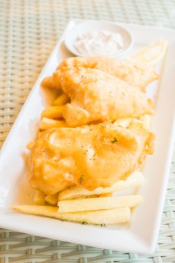 Balık ve cips plaka üzerinde