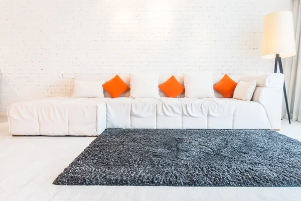 Kudde på vit soffa — Stockfoto