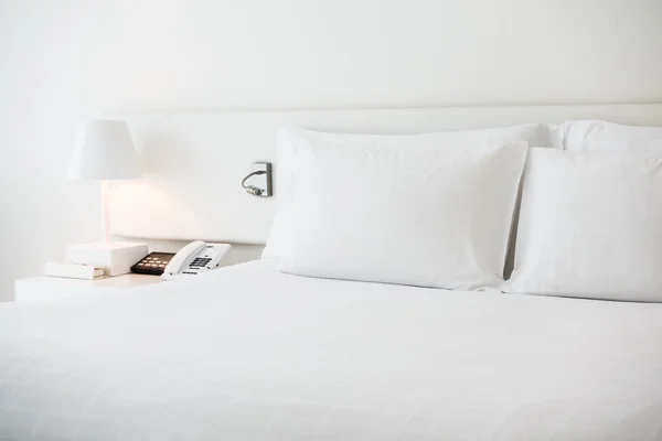 Подушка на ліжку — стокове фото