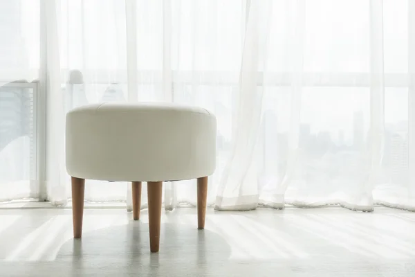 Beyaz tabure sandalye — Stok fotoğraf