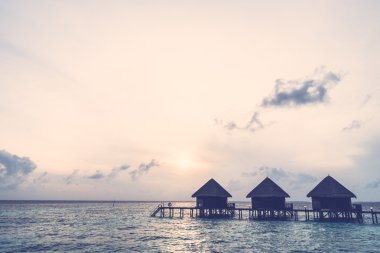 Günbatımı Maldivler Island üzerinde