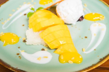 yapışkan pirinç mango ile