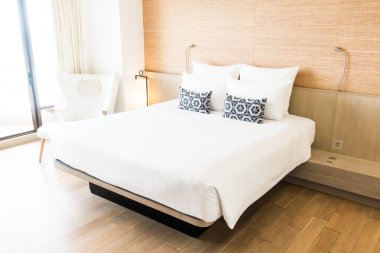 Yatakta güzel beyaz yastık