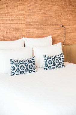 Yatakta güzel beyaz yastık